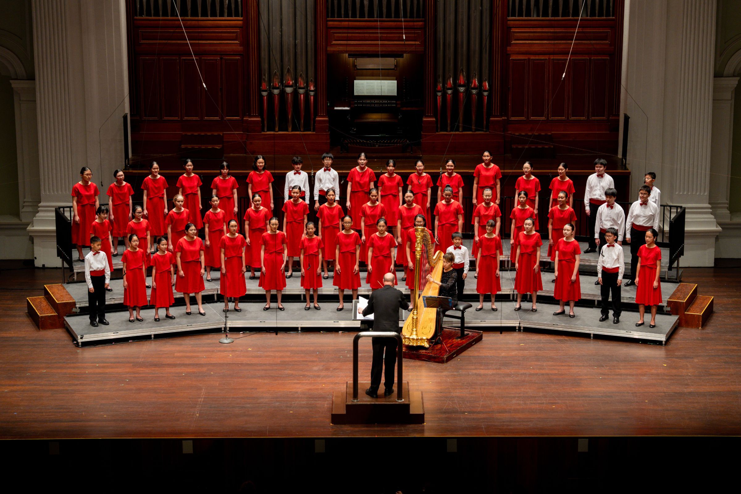 The Singapore Symphony Children's Choir, Gulnara Mashurova and Stephen Layton © Yoricko Liu | Singapore Symphony Orchestra