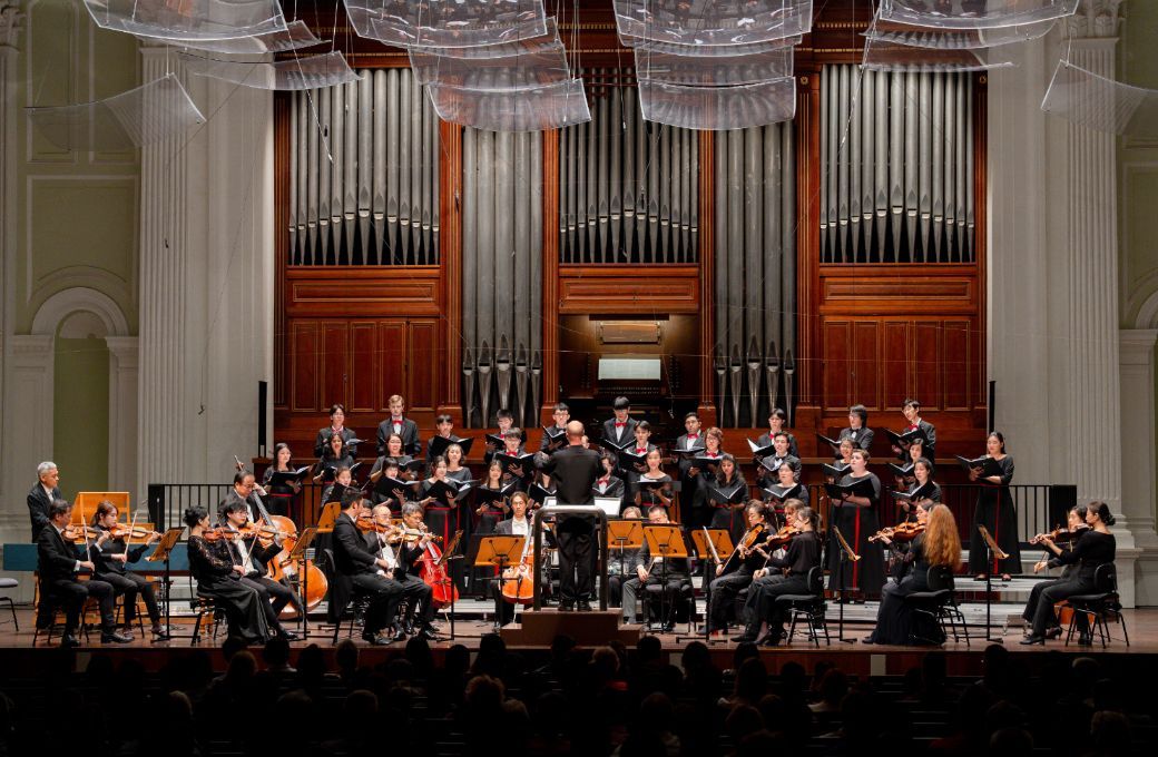 Stephen Layton conducts the Singapore Symphony Youth Choir and Singapore Symphony Orchestra © Yoricko Liu | Singapore Symphony Orchestra