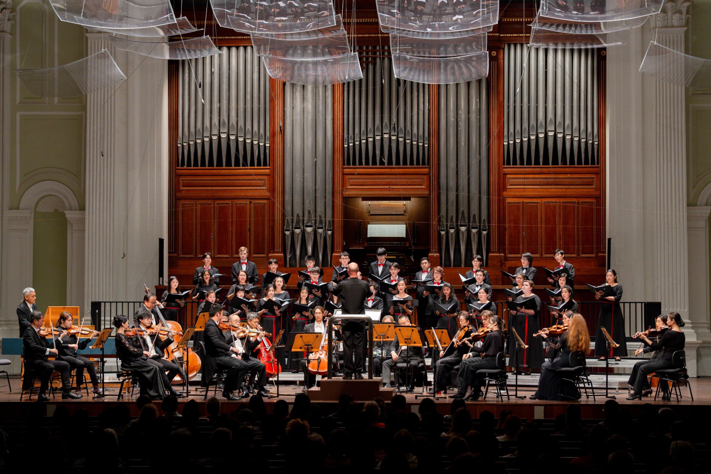 Stephen Layton conducts the Singapore Symphony Youth Choir and Singapore Symphony Orchestra © Yoricko Liu | Singapore Symphony Orchestra