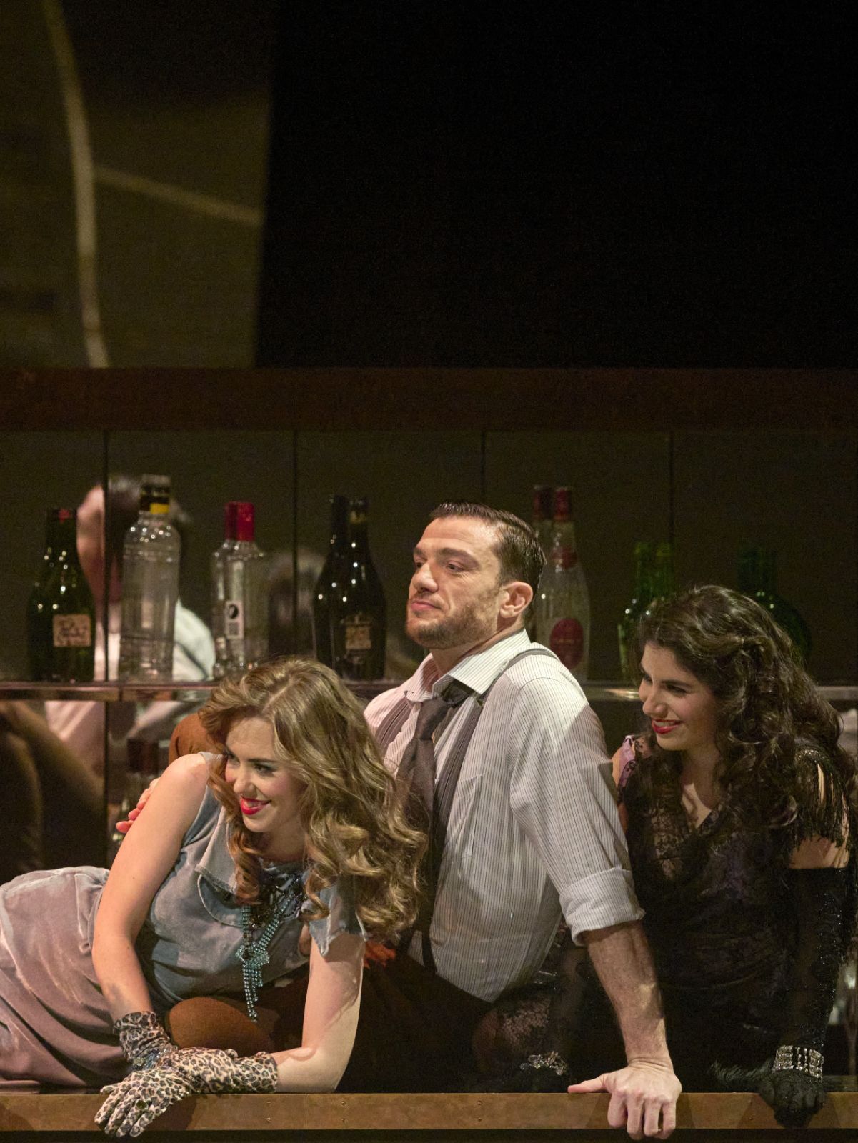 Alma Neuhaus (Javotte), Mattia Olivieri (Lescaut) und Teresa Sales Rebordão (Rosette) © Wiener Staatsoper | Michael Pöhn