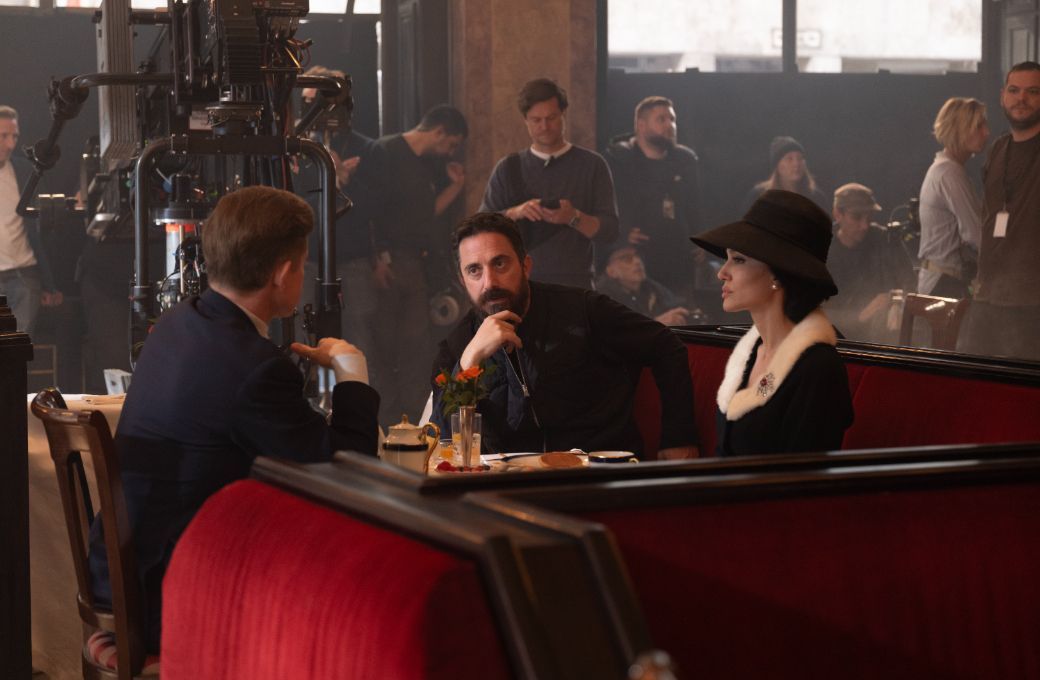 Pablo Larra&iacute;n on set with Caspar Phillipson (John F Kennedy) and Angelina Jolie &copy; 2024 Netflix Inc | Photo by Pablo Larra&iacute;n