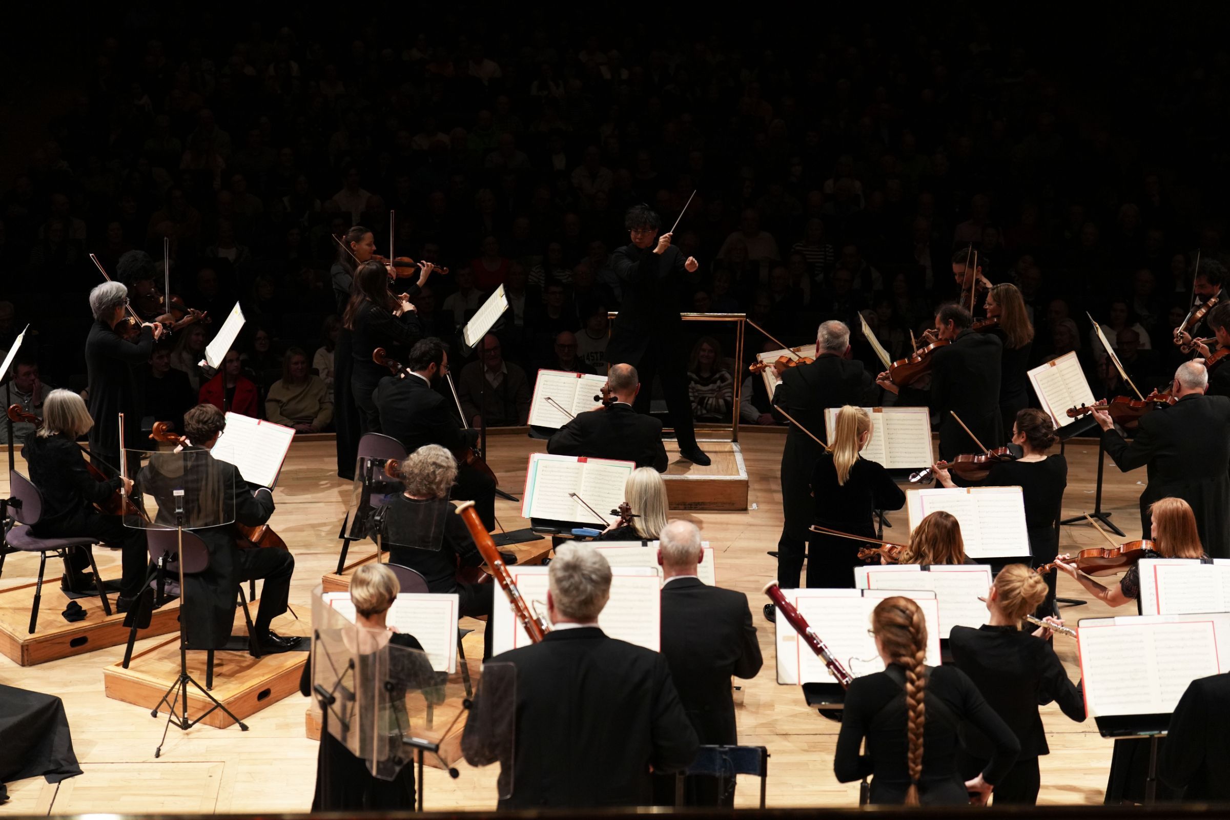 Kahchun Wong conducts the Hallé in Beethoven 7 © Alex Burns | The Hallé