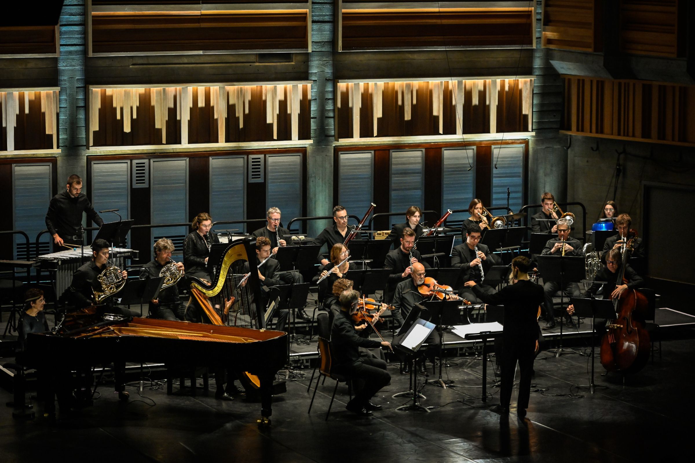 Jack Sheen conducts the London Sinfonietta &copy; Monika S Jakubowska