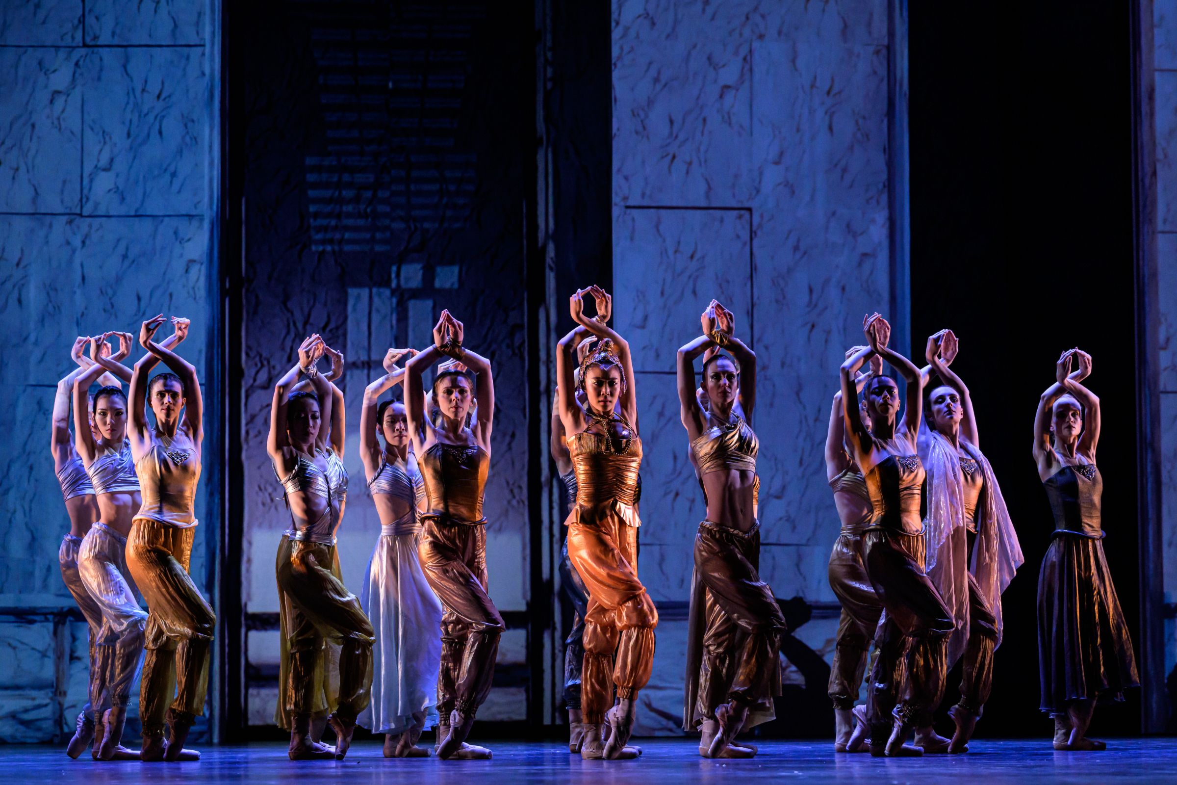 Nana Nakagawa as Scheherazade with Czech National Ballet in Mauro Bigonzetti's <i>Scheherazade</i> © Serghei Gherciu