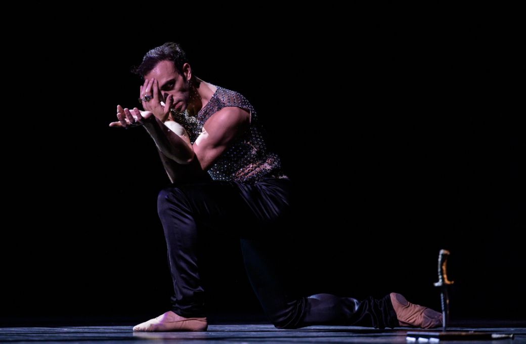 Giovanni Rotolo as Shahryar in Mauro Bigonzetti's <i>Scheherazade</i> © Serghei Gherciu