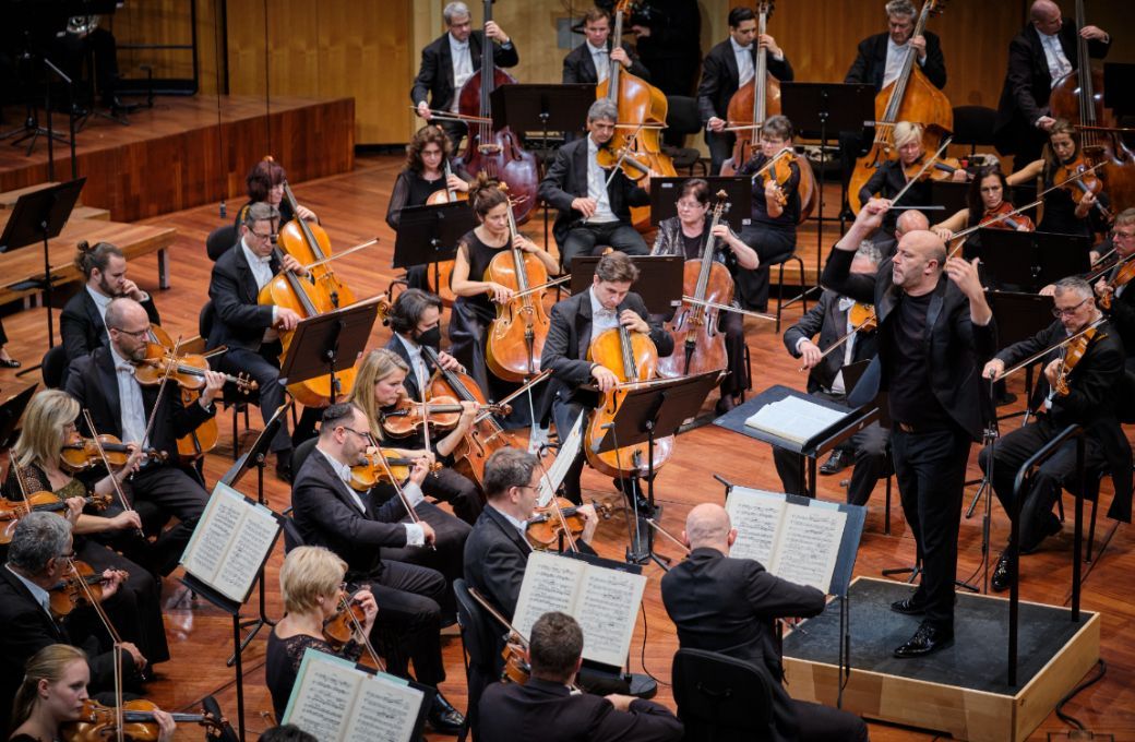 Riccardo Frizza conducts the Hungarian Radio Symphony Orchestra © Courtesy of IMG Artists