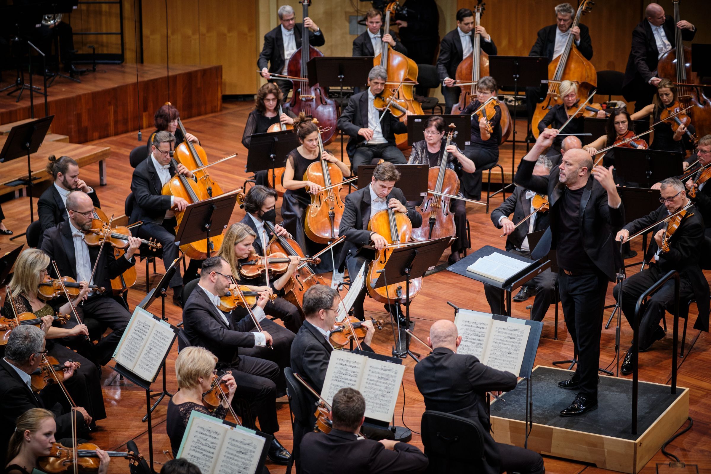 Riccardo Frizza conducts the Hungarian Radio Symphony Orchestra © Courtesy of IMG Artists