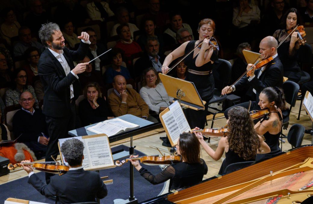 Josep Vicent al frente de ADDA Simf&ograve;nica &copy; Rafa Mart&iacute;n | Iberm&uacute;sica