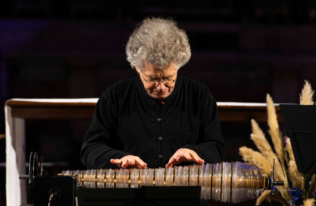 Thomas Bloch jouant de l'harmonica de verre © Monique Boutolleau / Les Arts Renaissants