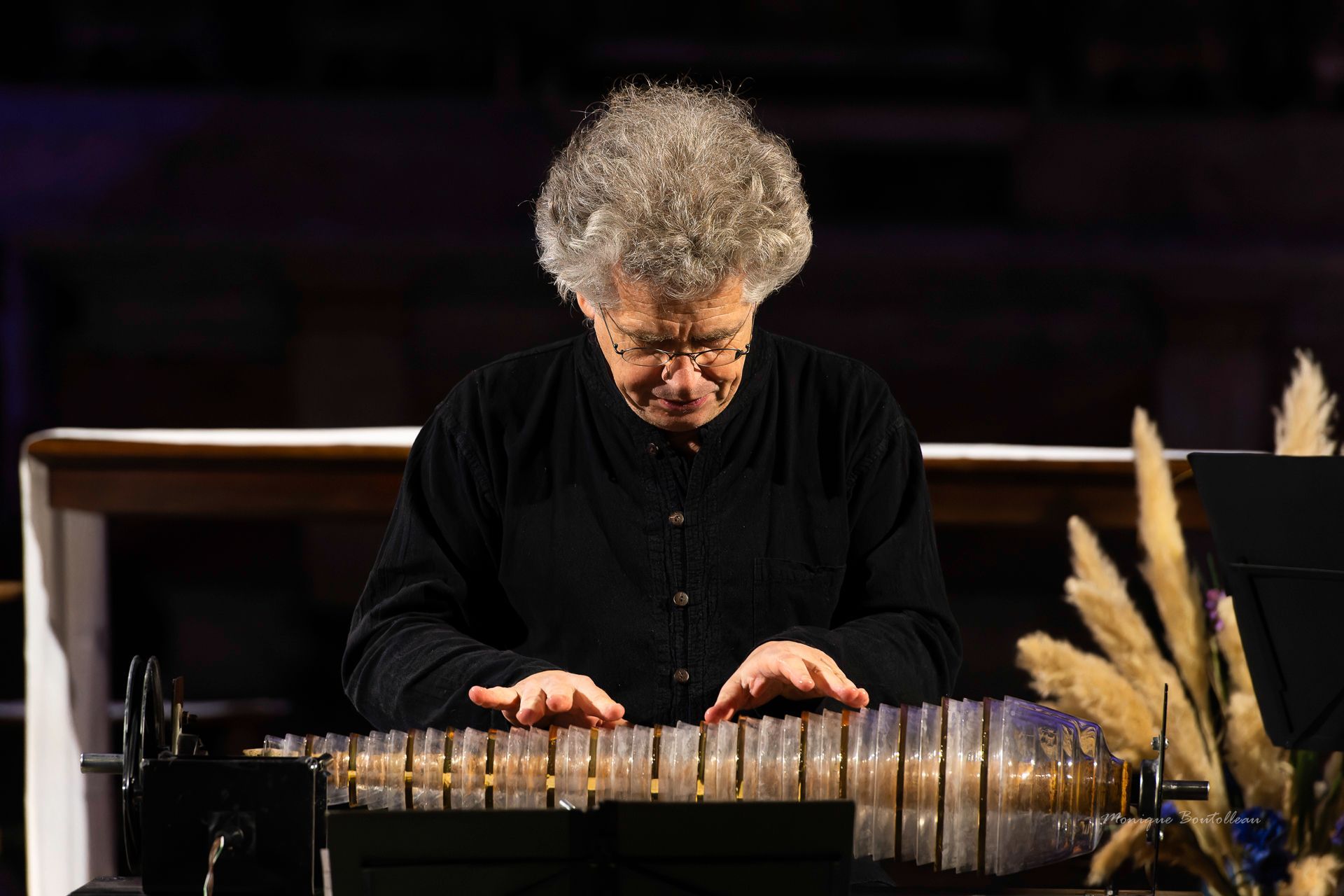 Thomas Bloch jouant de l'harmonica de verre &copy; Monique Boutolleau / Les Arts Renaissants