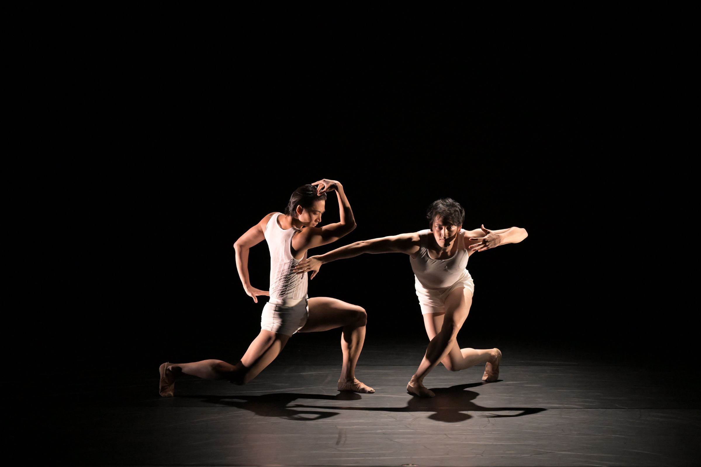 Mizuki Watanabe and Takuro Watanabe in Takafumi Watanabe's <i>Seul et unique</i> &copy; Takashi Shikama
