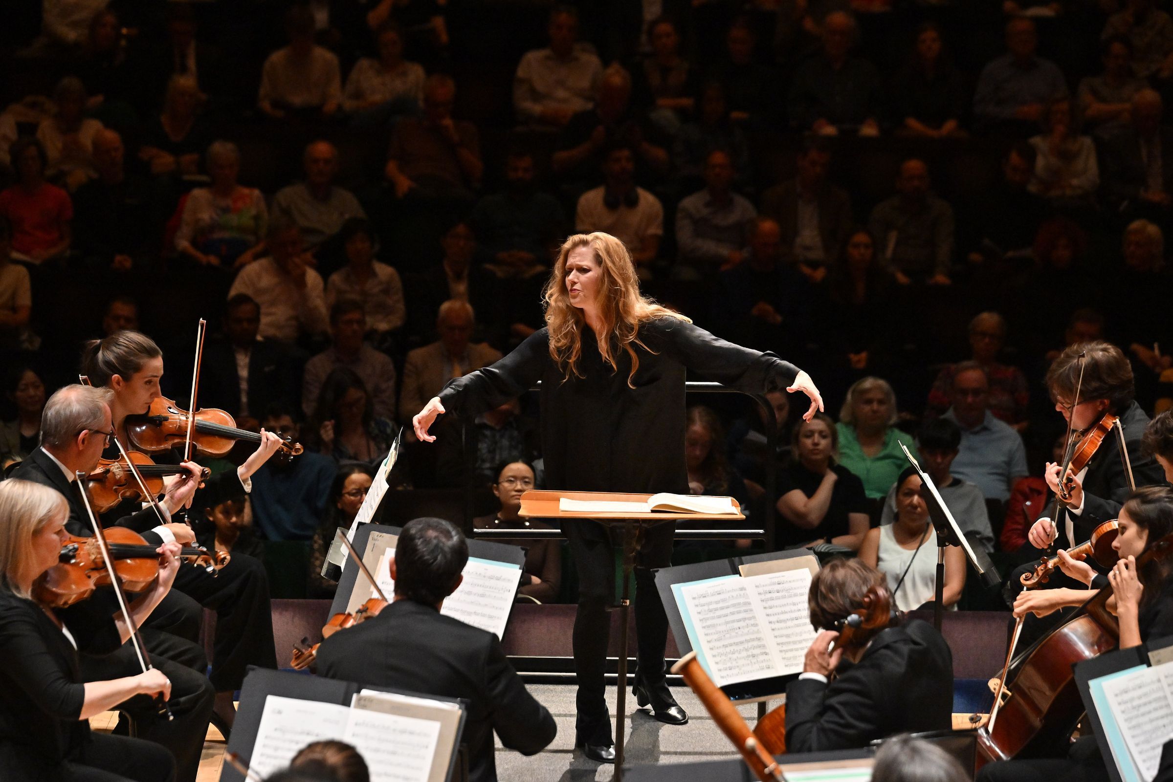 Hannigan conducts the LSO © LSO | Mark Allan
