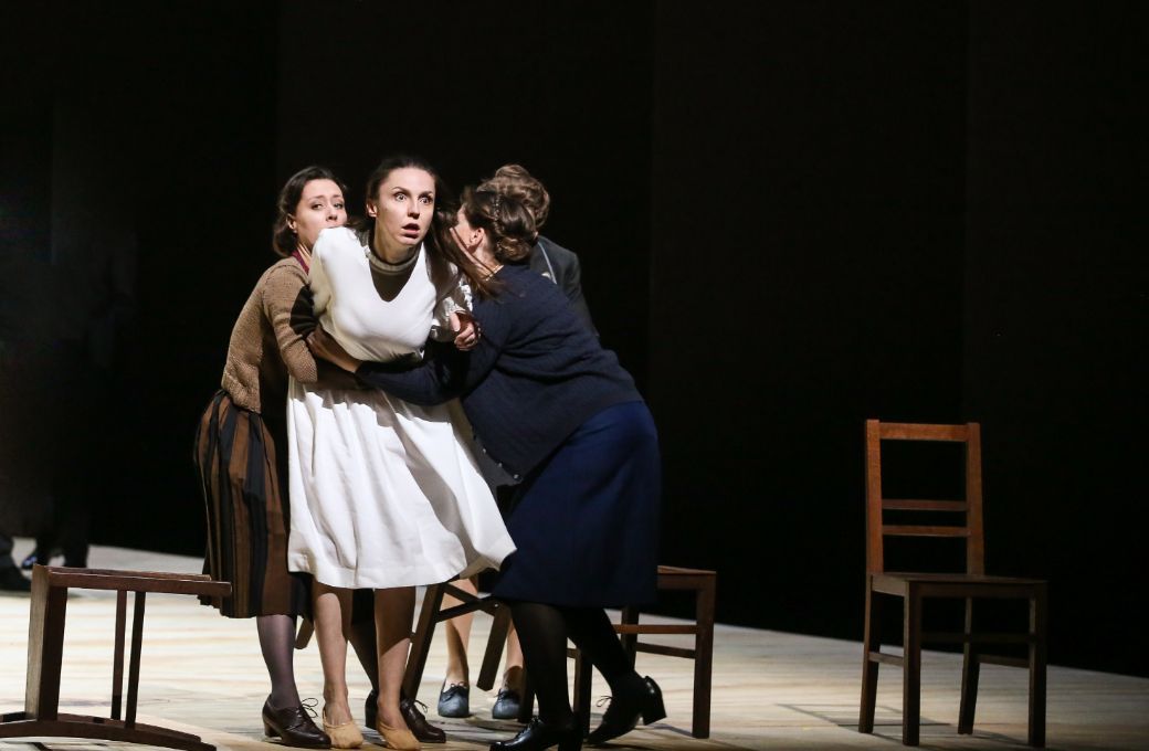 Annelie Sophie Müller (Laura), Olesya Golovneva (Iolanta) and Anita Götz (Brigitte) © Barbara Pálffy | Volksoper Wien (2022)