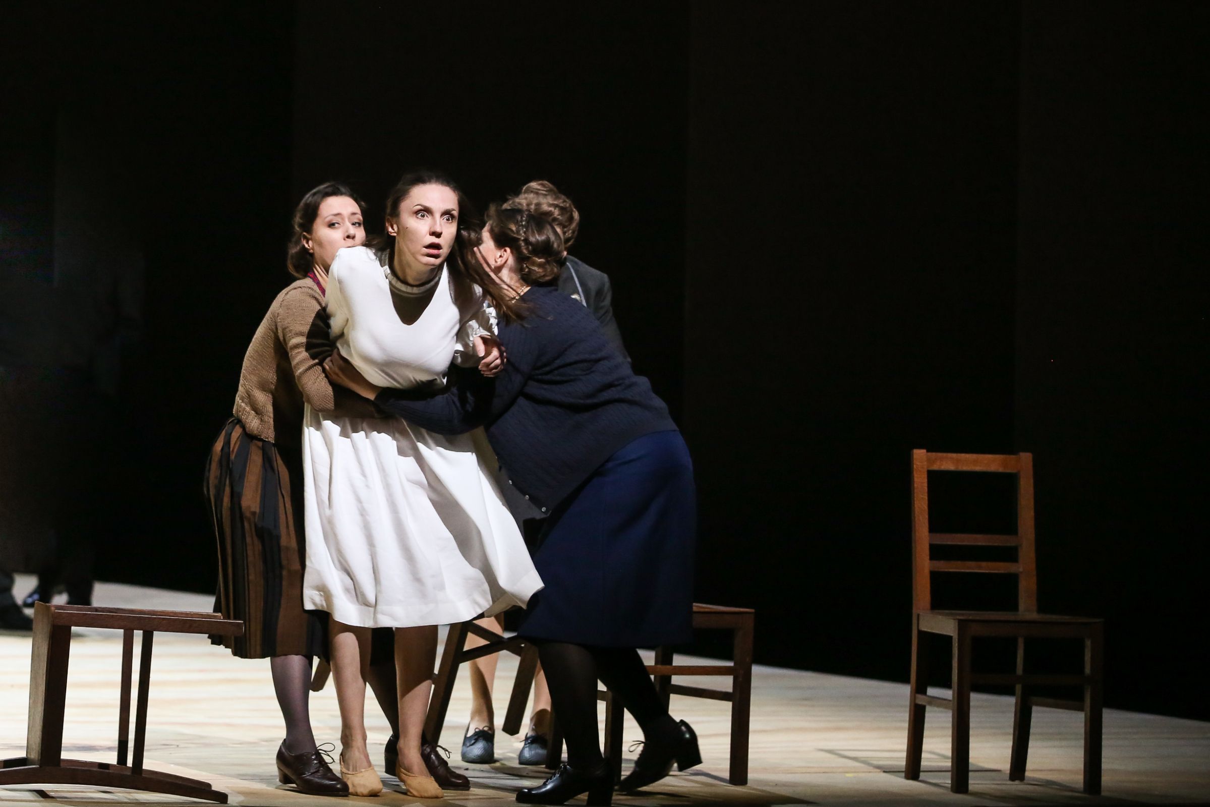 Annelie Sophie Müller (Laura), Olesya Golovneva (Iolanta) and Anita Götz (Brigitte) © Barbara Pálffy | Volksoper Wien (2022)