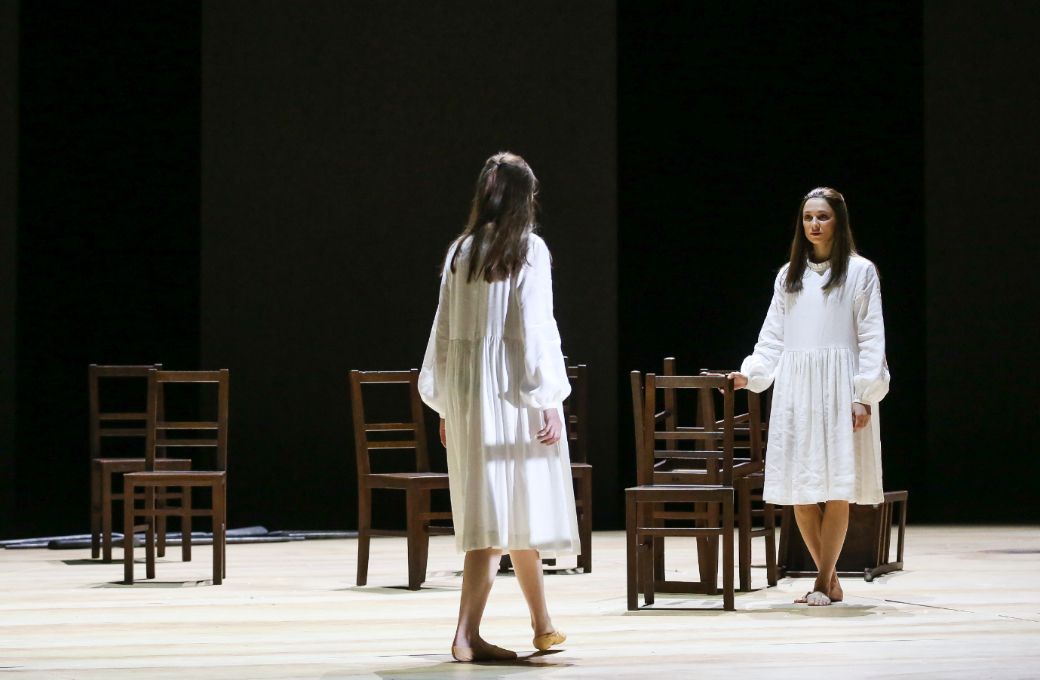 Olesya Golovneva (Iolanta) and Mila Schmidt (Iolanta) © Barbara Pálffy | Volksoper Wien (2022)