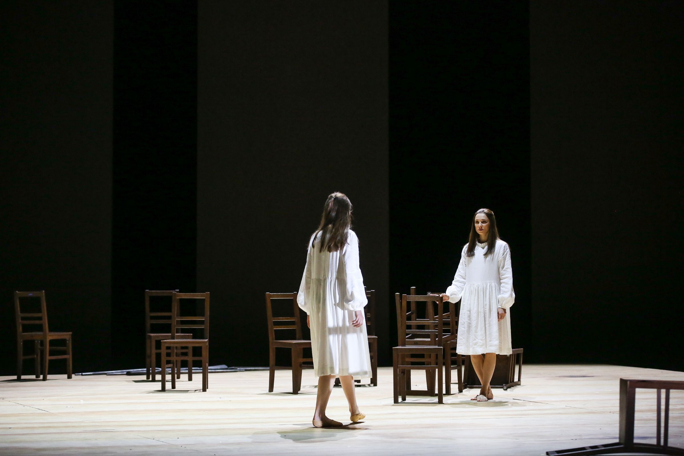 Olesya Golovneva (Iolanta) and Mila Schmidt (Iolanta) © Barbara Pálffy | Volksoper Wien (2022)