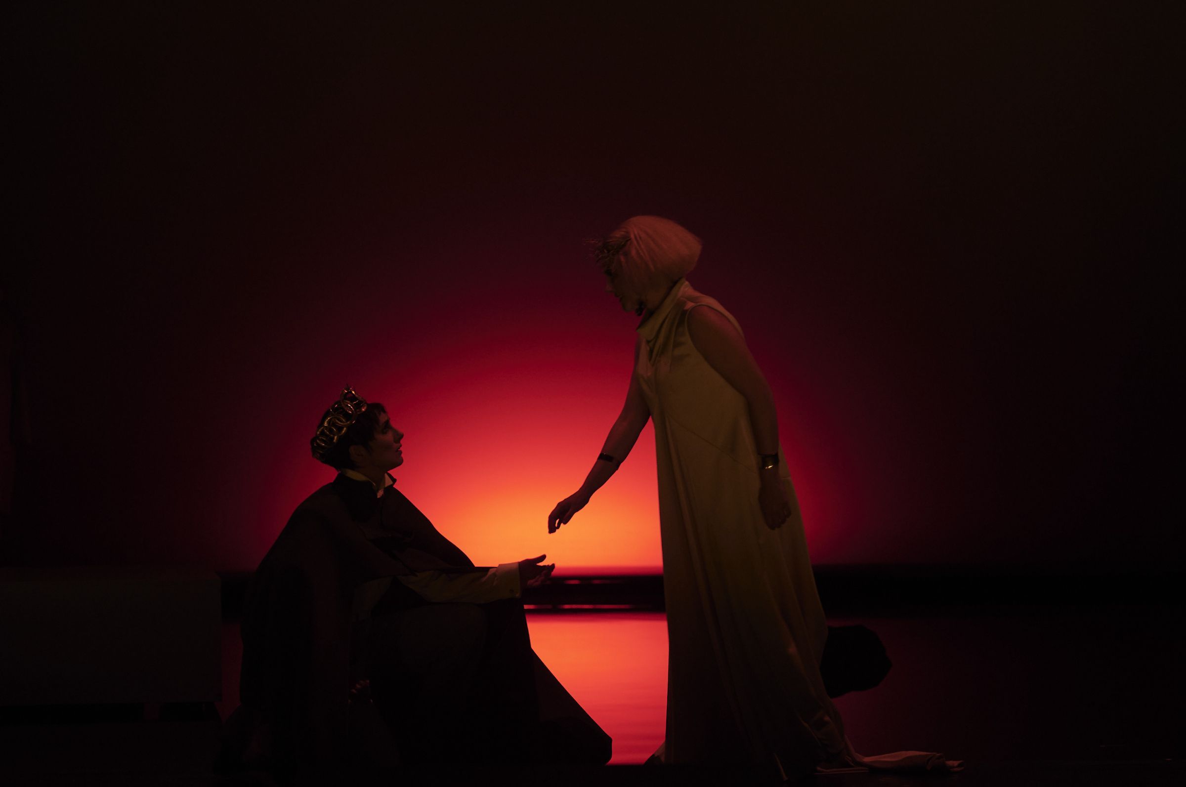 Anett Fritsch (Idamante) und Lavinia Bini (Ilia) © Matthias Baus