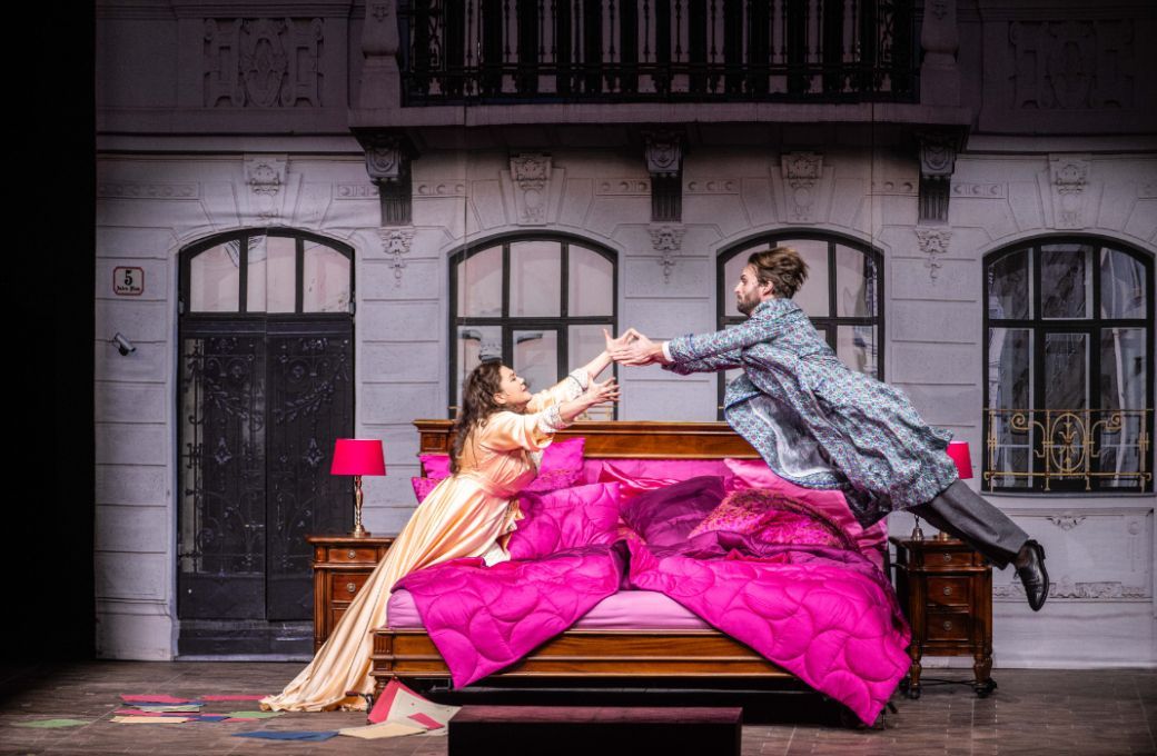Hulkar Sabirova (Rosalinde) and Bj&ouml;rn B&uuml;rger (Gabriel von Eisenstein) &copy; Dutch National Opera | Bart Grietens