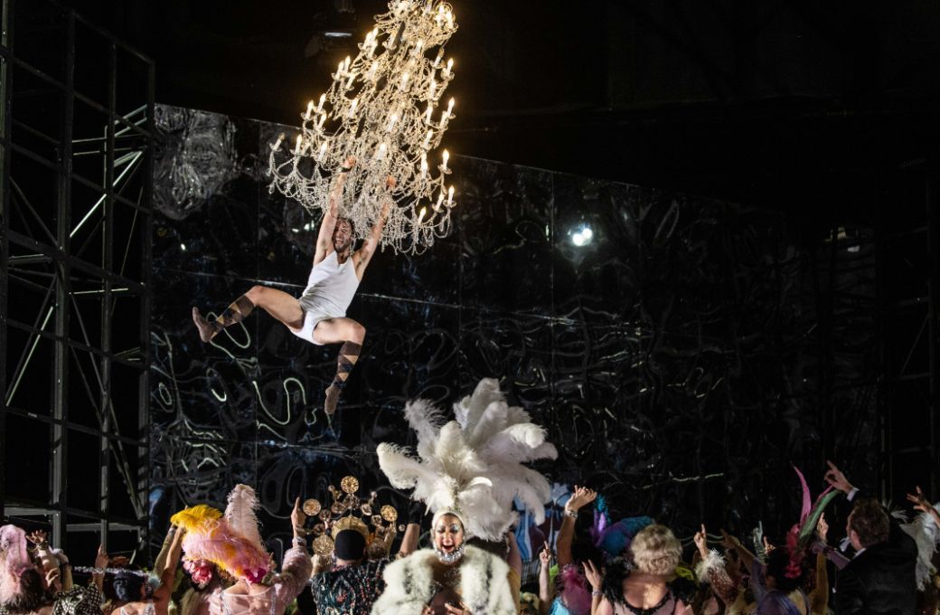 Bj&ouml;rn B&uuml;rger (Eisenstein) and ensemble &copy; Dutch National Opera | Bart Grietens