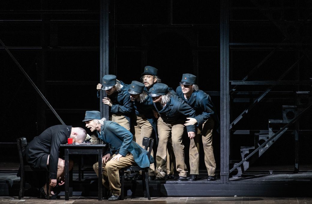 Frederik Bergman (Frank), Max Pollak (Frosch) and ensemble &copy; Dutch National Opera | Bart Grietens
