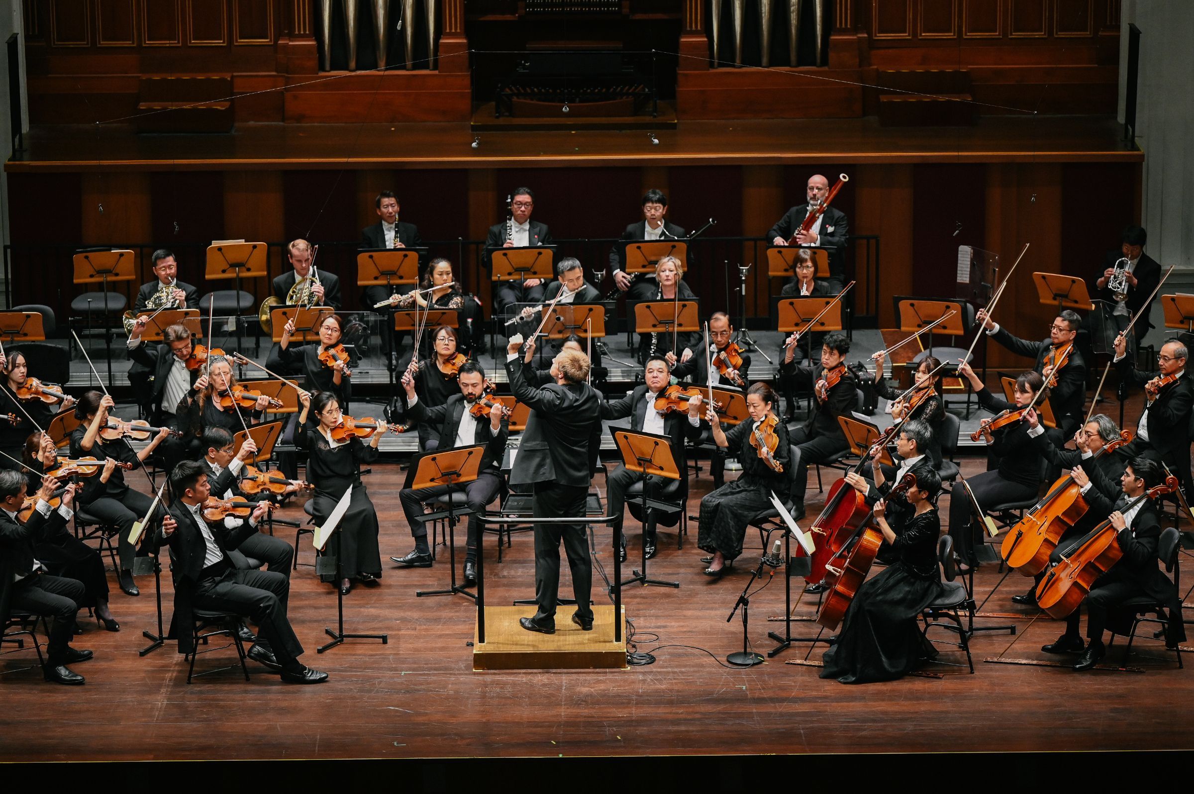 Vasily Petrenko conducts the Singapore Symphony Orchestra &copy; Clive Choo | Singapore Symphony Orchestra