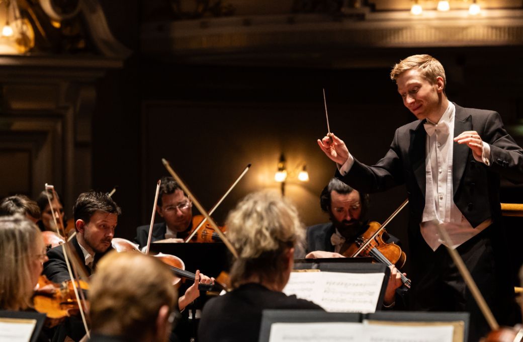 Patrick Hahn conducts the Royal Scottish National Orchestra © Sally Jubb