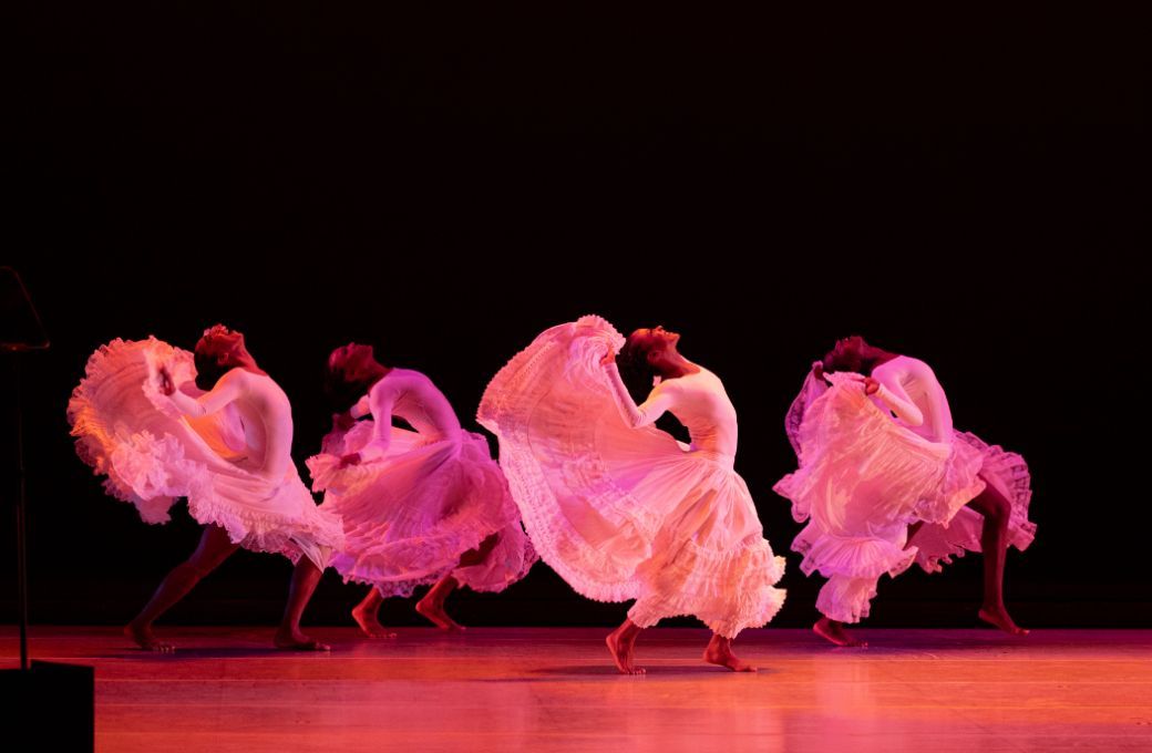Alvin Ailey American Dance Theater in Ailey's <i>Cry</i> © Danica Paulos