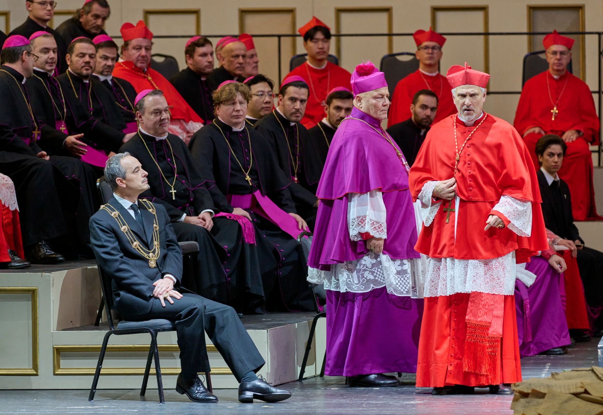 Adrian Eröd (Graf Luna), Wolfgang Bankl (Madruscht) und Michael Kraus (Kardinal von Lothringen) © Wiener Staatsoper | Michael Pöhn