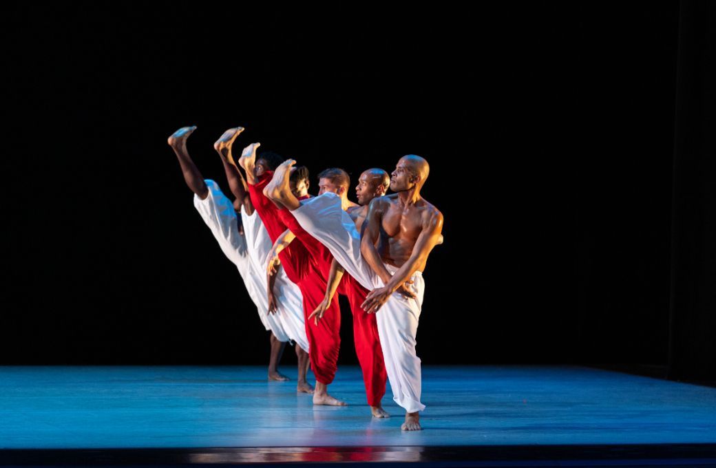 Alvin Ailey American Dance Theater in Ronald K. Brown’s <i>Grace</i> © Danica Paulos