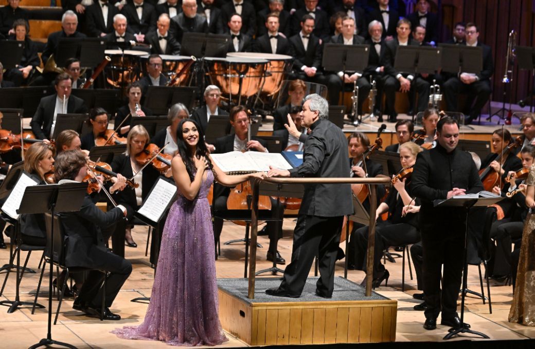 Carolina López Moreno, Sir Antonio Pappano and the London Symphony Orchestra and Chorus © LSO | Mark Allan