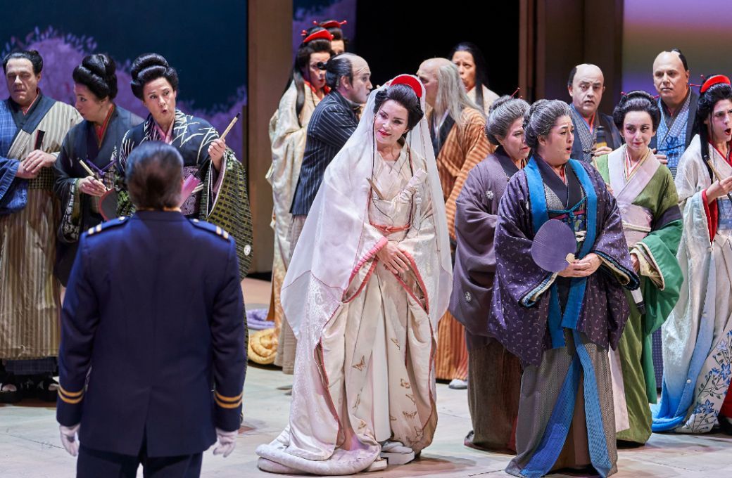 Sonya Yoncheva (Cio-Cio-San) y el Coro del Gran Teatre del Liceu &copy; David Ruano | Gran Teatre del Liceu