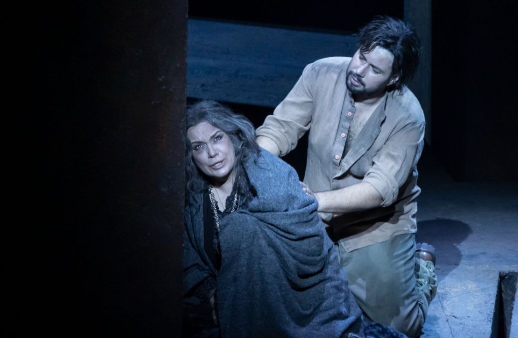 Ekaterina Semenchuk (Azucena) y Antonio Poli (Manrico) © Miguel Lorenzo | Les Arts