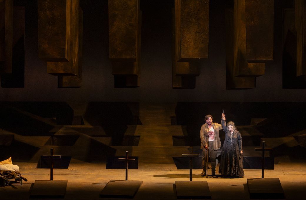 Escena de <i>Il trovatore</i> en Les Arts © Miguel Lorenzo | Les Arts