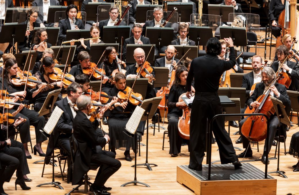 Teodor Currentzis dirige l'Orchestre de l'Opéra de Paris à la Philharmonie © Émilie Brouchon / Opéra national de Paris