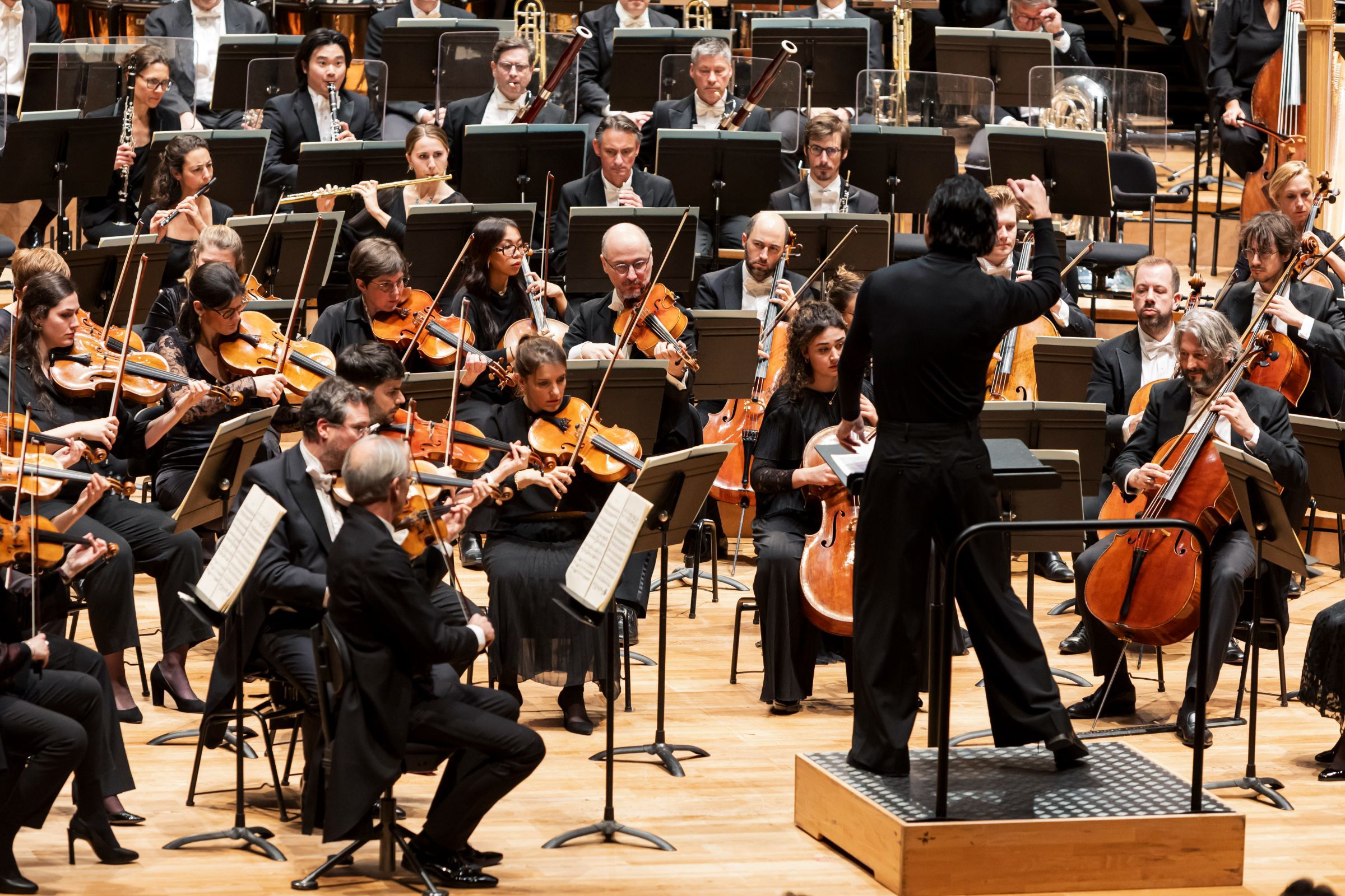 Teodor Currentzis dirige l'Orchestre de l'Opéra de Paris à la Philharmonie © Émilie Brouchon / Opéra national de Paris