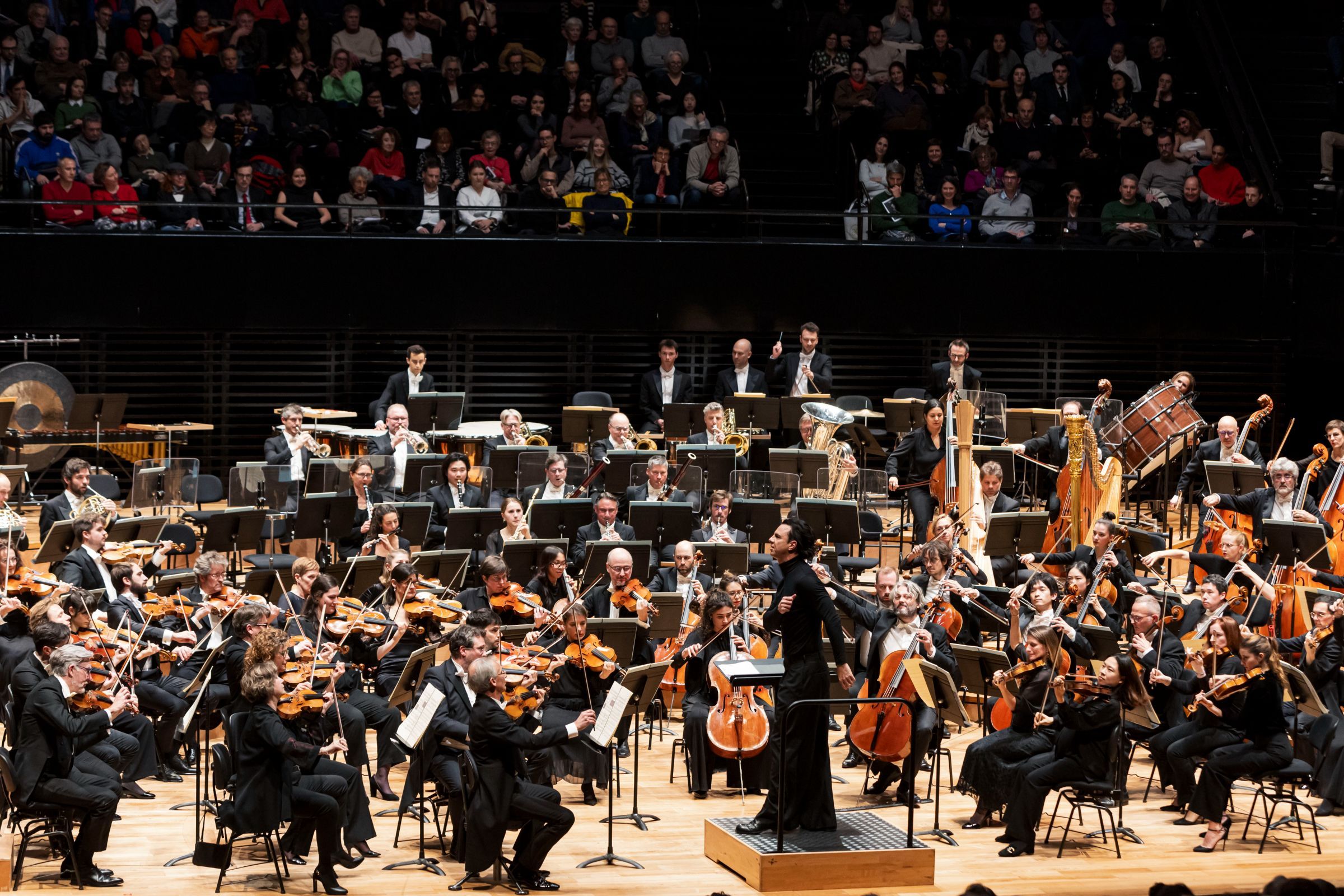 Teodor Currentzis dirige l'Orchestre de l'Opéra de Paris à la Philharmonie © Émilie Brouchon / Opéra national de Paris