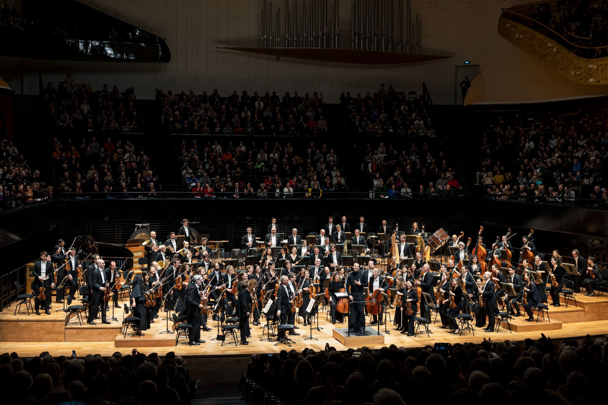 Teodor Currentzis et l'Orchestre de l'Opéra de Paris saluent le public de la Philharmonie © Émilie Brouchon / Opéra national de Paris