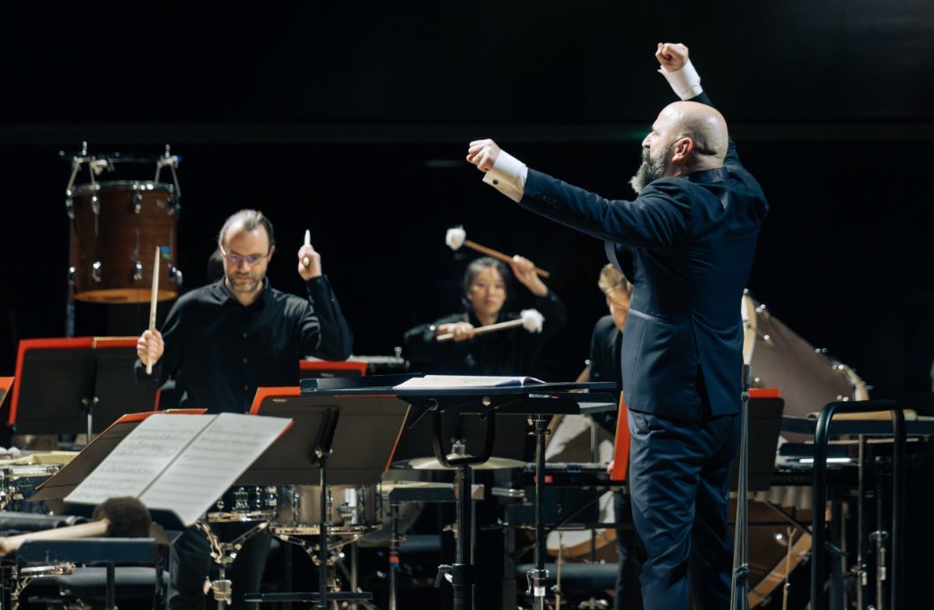 Pierre Bleuse dirige le grand soir Edgard Varèse à la Philharmonie © Quentin Chevrier