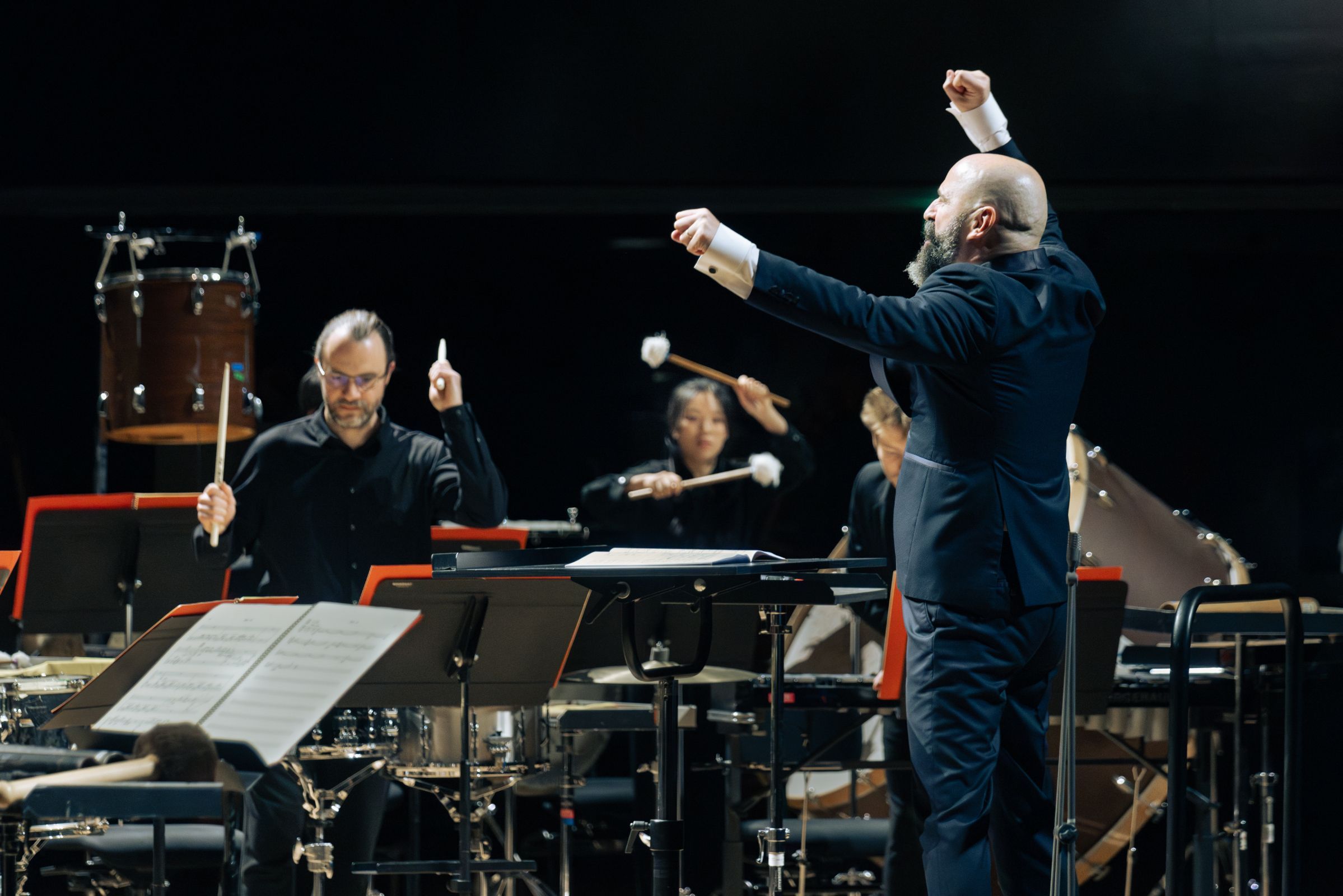 Pierre Bleuse dirige le grand soir Edgard Varèse à la Philharmonie &copy; Quentin Chevrier