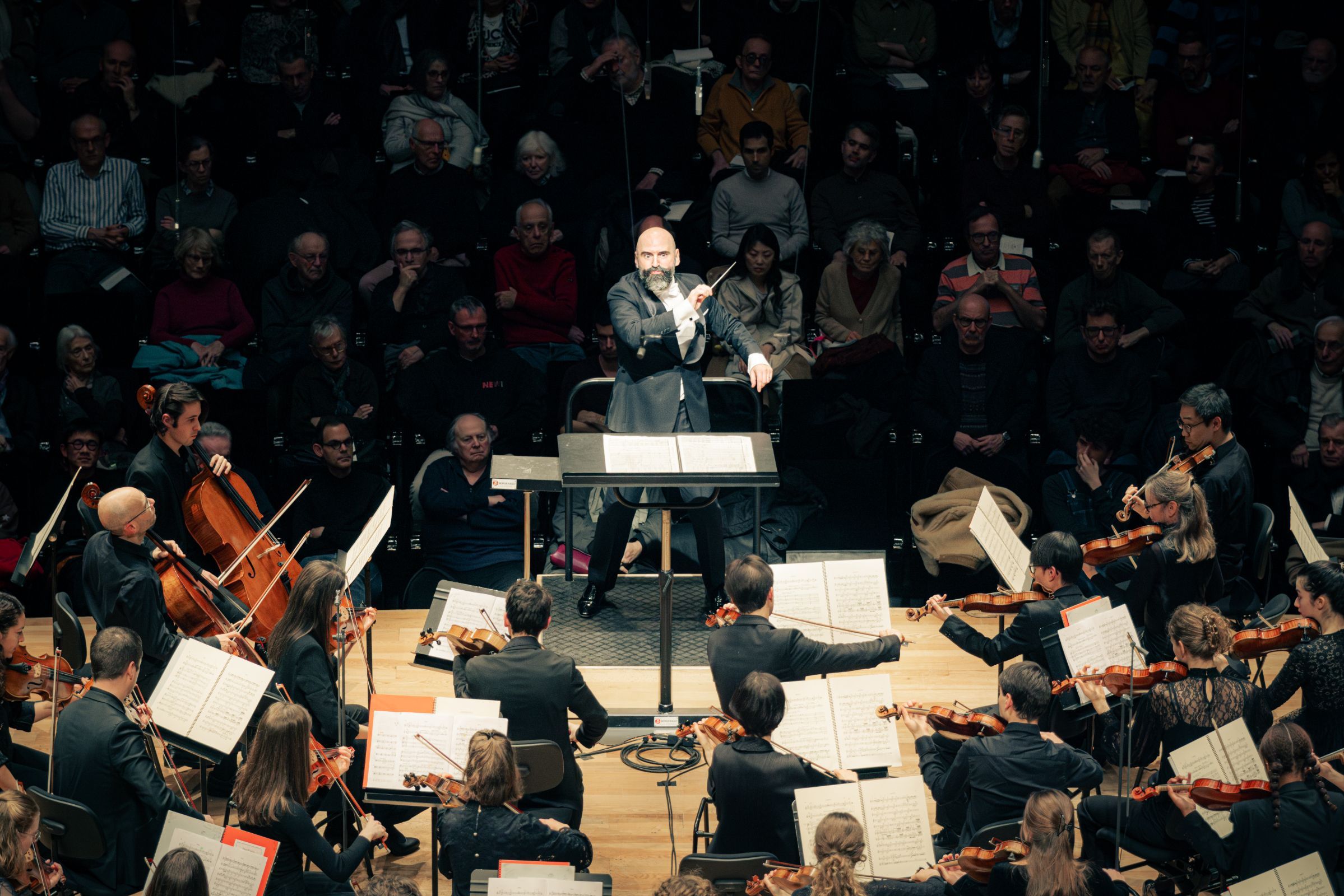 Pierre Bleuse dirige le grand soir Edgard Varèse à la Philharmonie &copy; Quentin Chevrier
