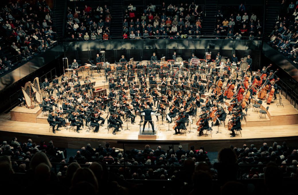 Pierre Bleuse dirige le grand soir Edgard Var&egrave;se &agrave; la Philharmonie &copy; Quentin Chevrier