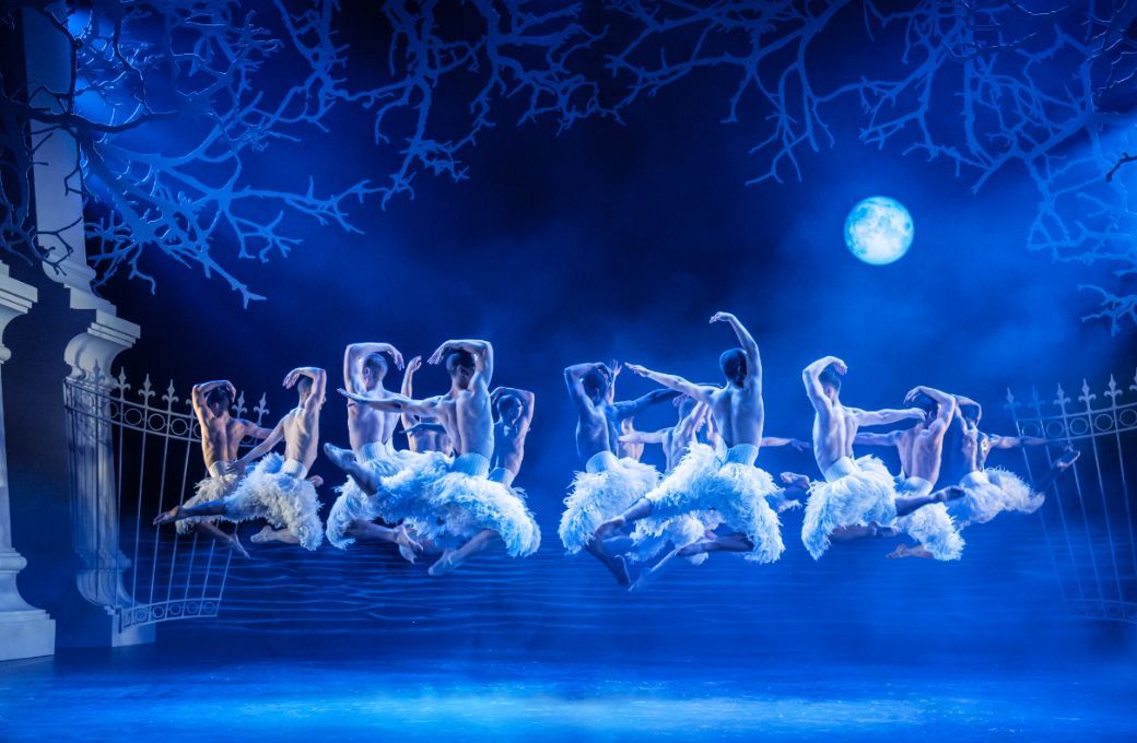New Adventures in Matthew Bourne's <i>Swan Lake</i> © Johan Persson