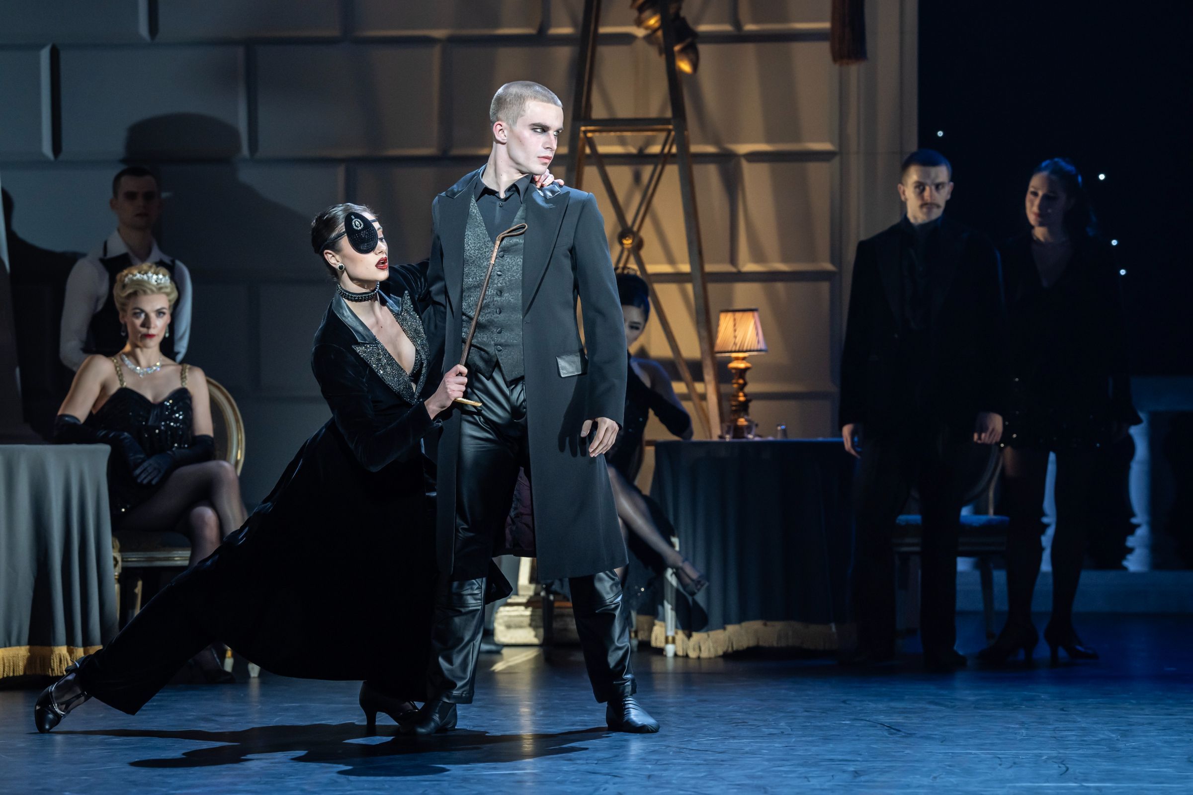 Harrison Dowzell as The Stranger and Molly Shaw-Downie as The Hungarian Princess in <i>Swan Lake</i> © Johan Persson