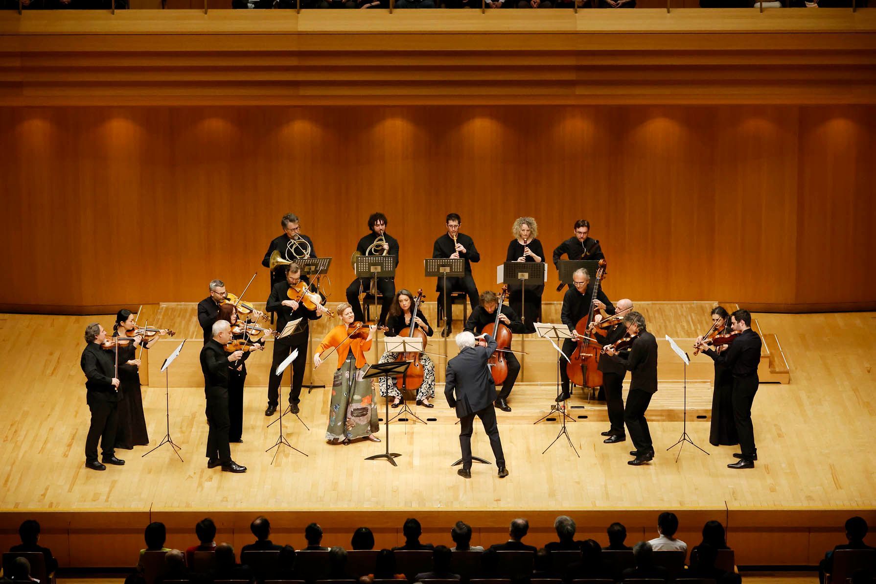 Isabelle Faust, Giovanni Antonini and Il Giardino Armonico &copy; Michiharu Okubo | Tokyo Opera City Cultural Foundation