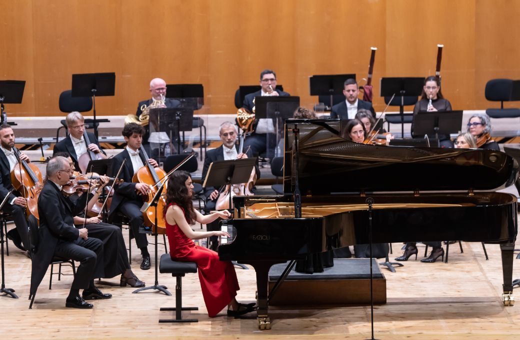 Noelia Rodiles junto a la RFG en el C&iacute;rculo de las Artes de Lugo &copy; Real Filharmonia de Galicia