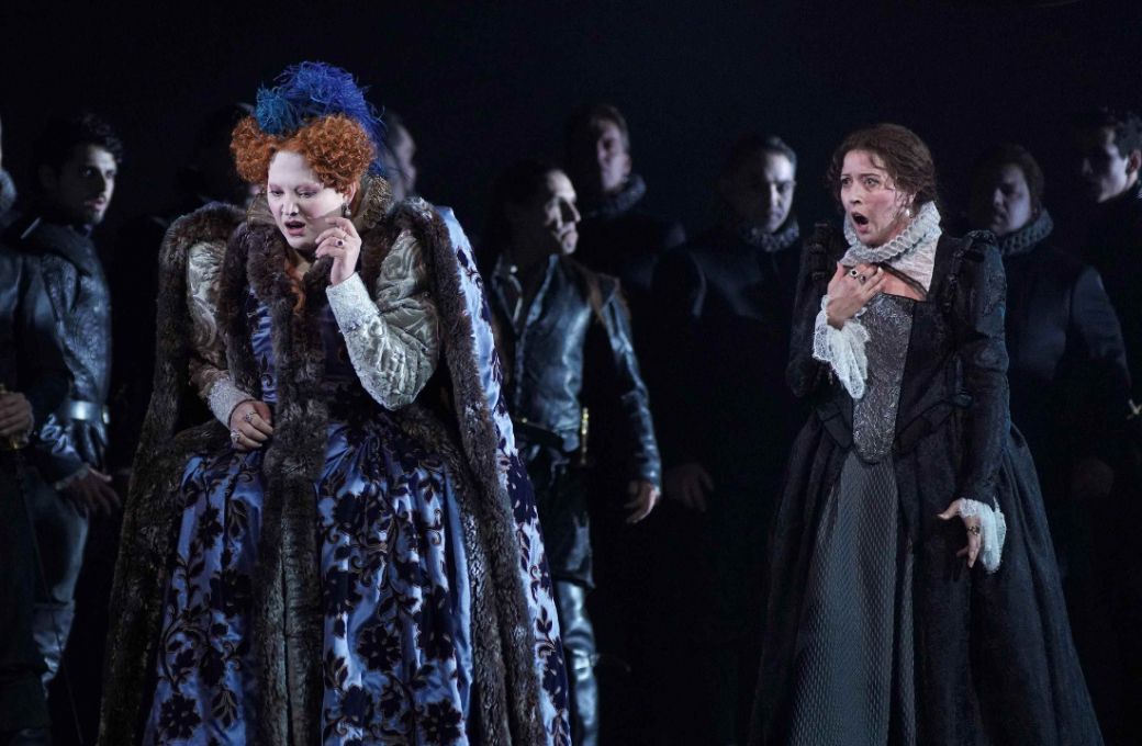 Aigul Akhmetshina (Elisabetta), Lisette Oropesa (Maria Stuarda) y Coro Titular del Teatro Real &copy; Javier del Real | Teatro Real