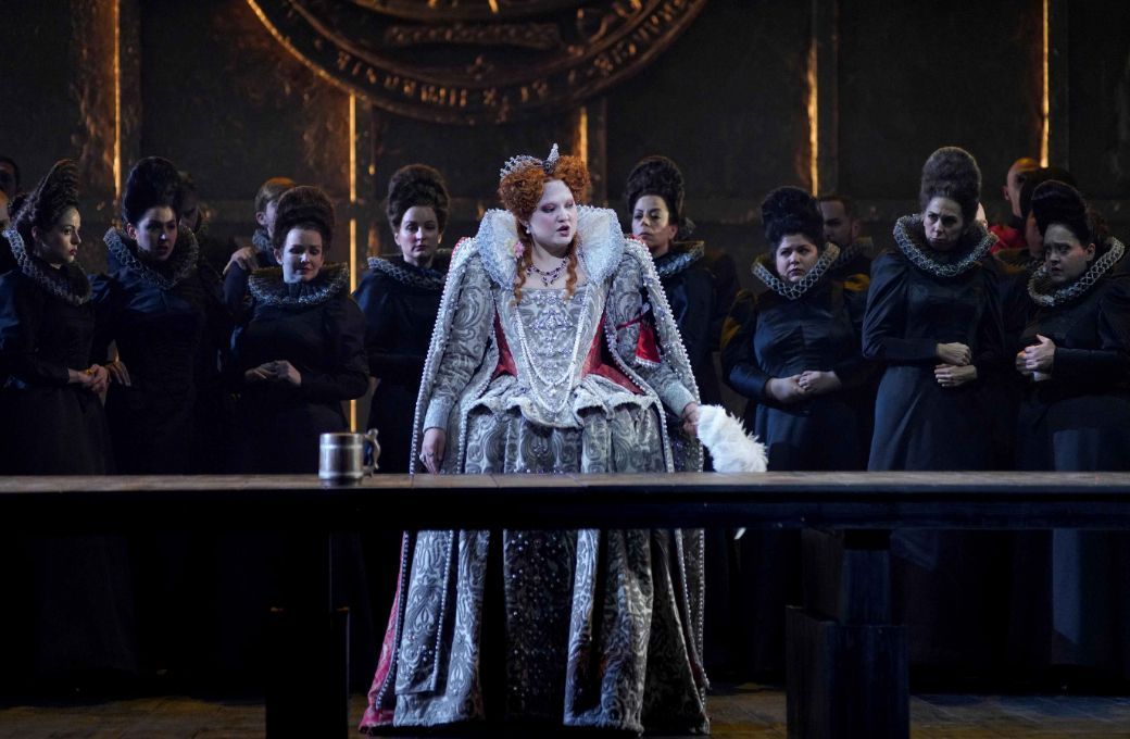 Aigul Akhmetshina (Elisabetta) y Coro Titular del Teatro Real &copy; Javier del Real | Teatro Real