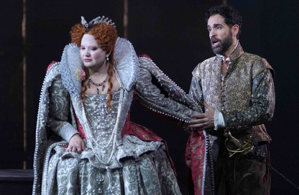Aigul Akhmetshina (Elisabetta) e Ismael Jordi (Roberto, conde de Leicester) &copy; Javier del Real | Teatro Real