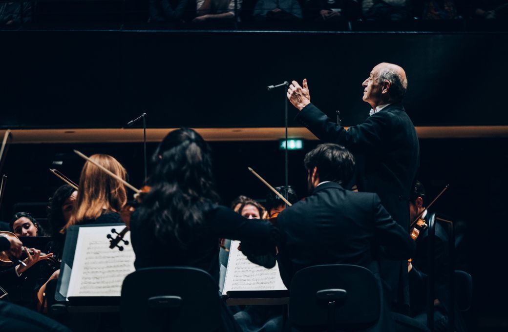 Iván Fischer dirige l'Orchestre du Concertgebouw d'Amsterdam à la Philharmonie &copy; Ondine Bertrand / Cheeese