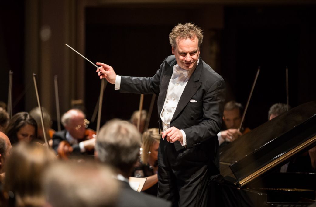 Jonathan Nott conducts the Orchestre de la Suisse Romande &copy; Renato Mangolin
